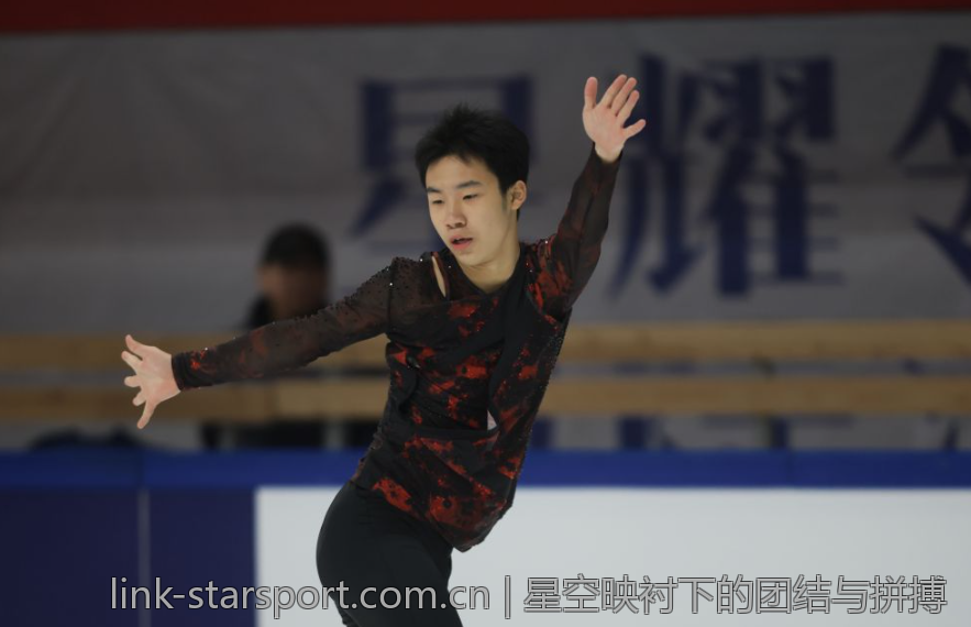 星空映衬下的团结与拼搏